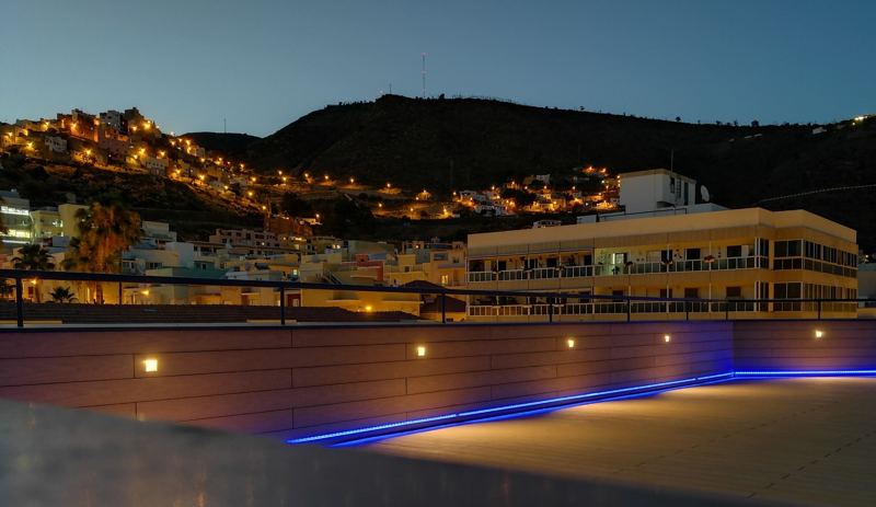 Terraza con iluminación LED al anochecer