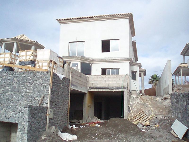 Vivienda en construcción con muro de piedra